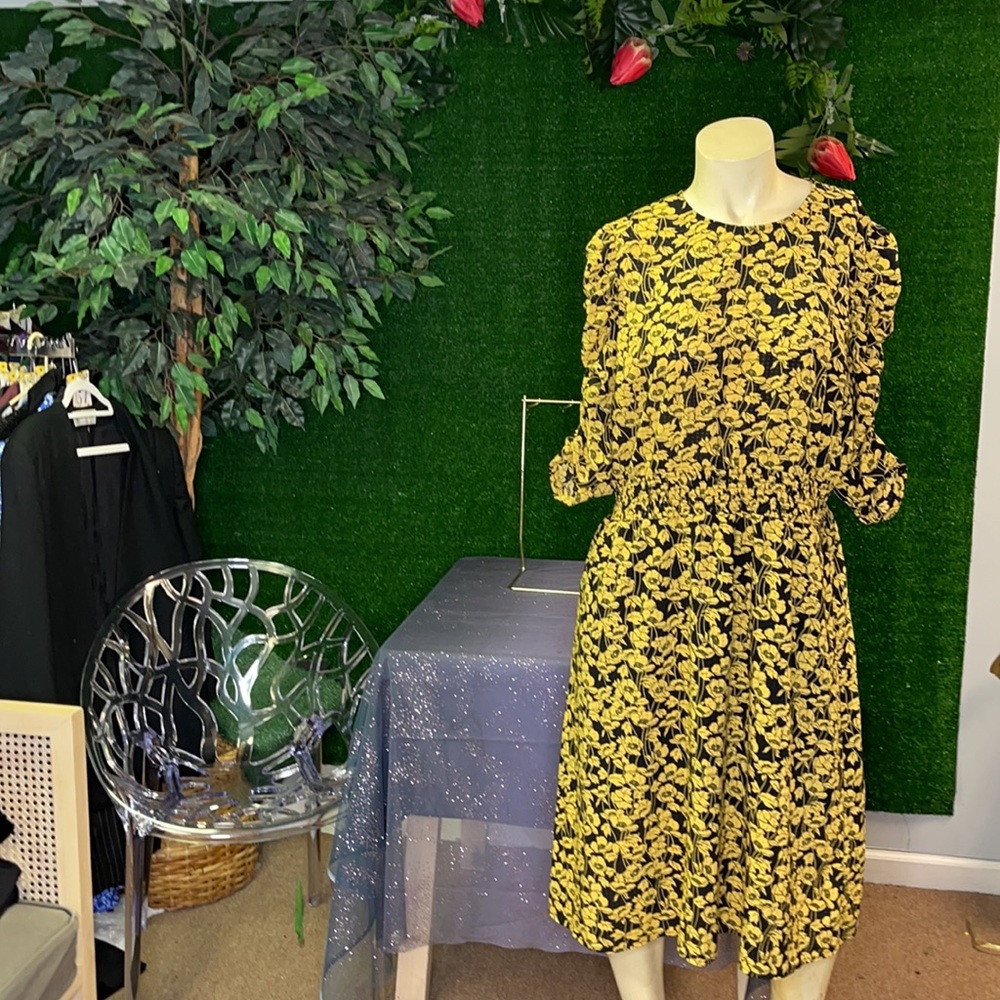 Who wear what yellow dress